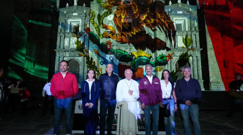 ILLUMINAN LA CATEDRAL POR FIESTAS PATRIAS