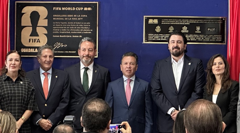 DEVELAN PLACA MUNDIALISTA EN ESTADIO DE LAS CHIVAS