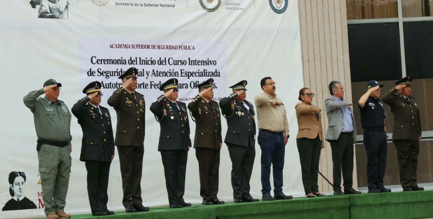 Capacitan a oficiales en SLP