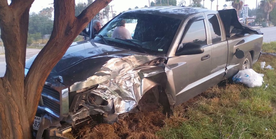 Camioneta impacta un mezquite en Matehuala