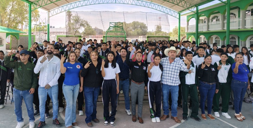 Jóvenes asisten a feria preventiva