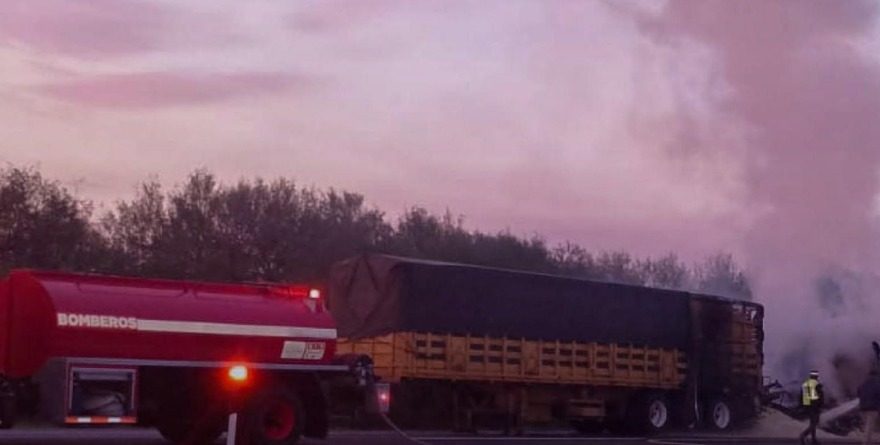 Incendio de tráiler en carretera