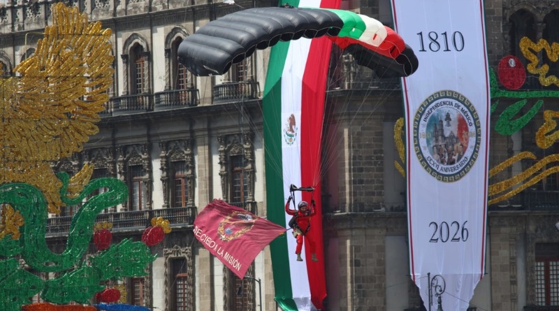 PASAN DE UNA A CINCO PARACAIDISTAS EN DESFILE MILITAR