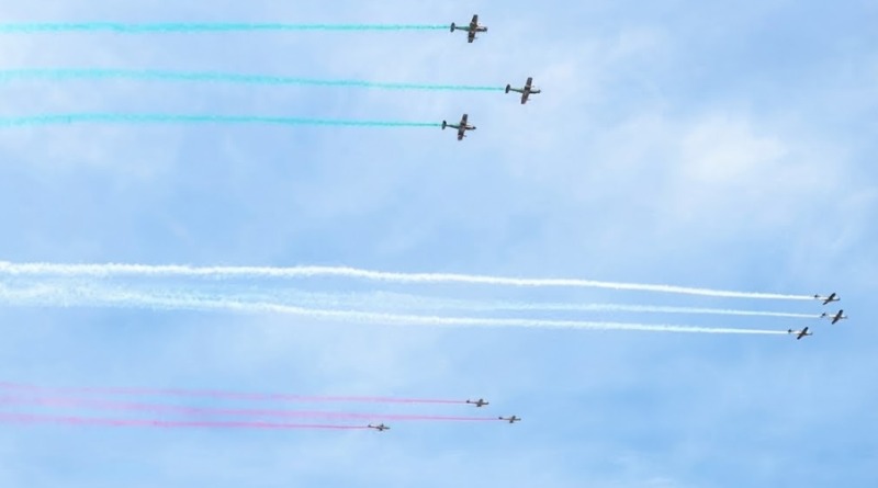 ABREN DESFILE CON VUELO MASIVO DE 99 AERONAVES