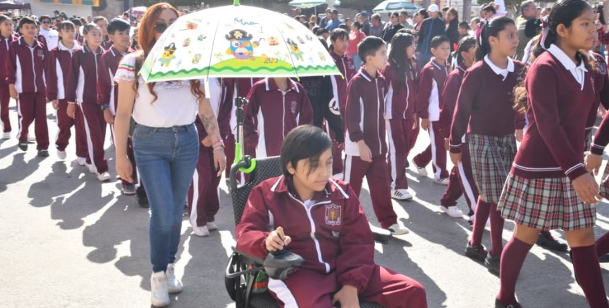 Escuelas protagonizan desfile patrio