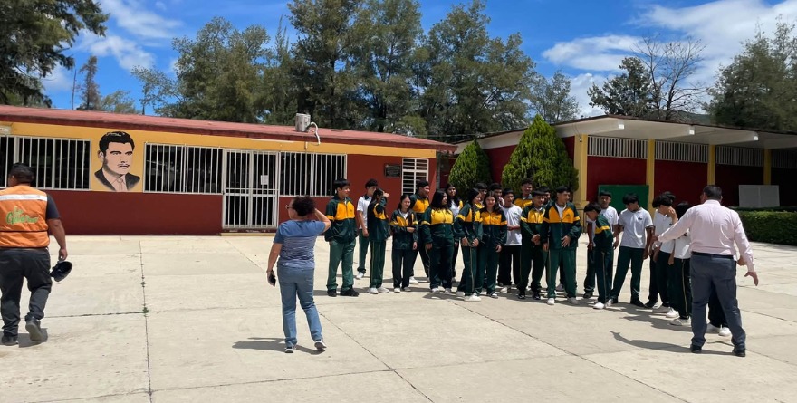 Simulacro de emergencia en secundaria