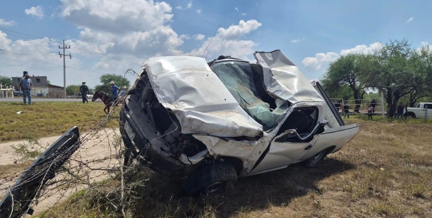 Camioneta vuelca en la supercarretera