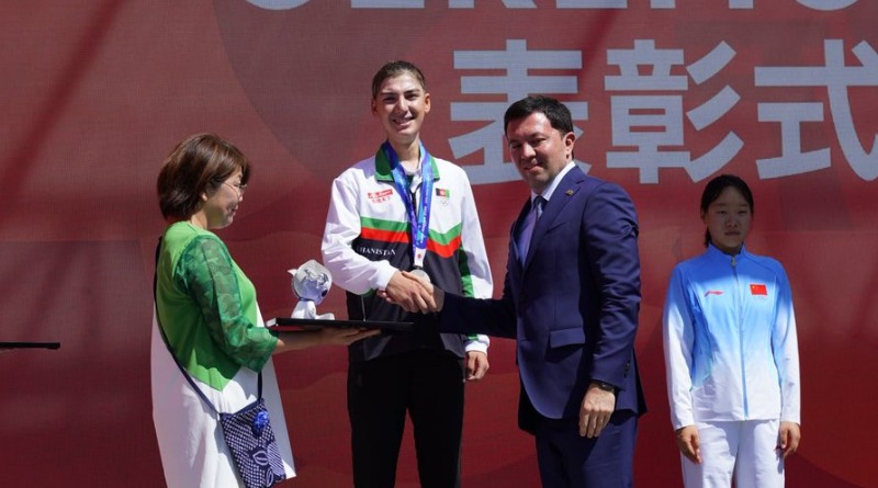 ENTRENÓ VESTIDA DE HOMBRE; CELEBRA LA PLATA EN EL PODIO