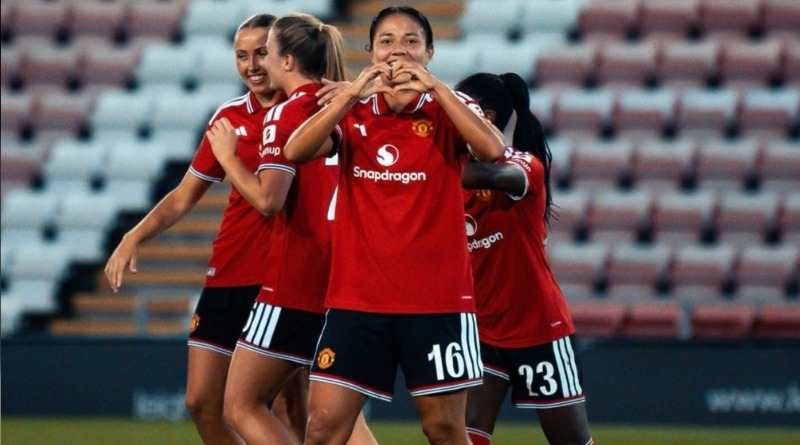 REBECA BERNAL ANOTA DOBLETE CON EL MANCHESTER UNITED