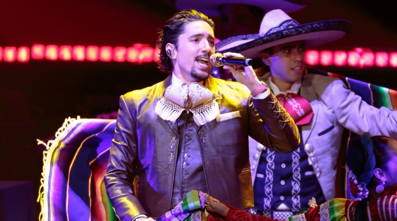 ALEX FERNÁNDEZ MUESTRA HERENCIA MUSICAL EN EL METROPOLITANO
