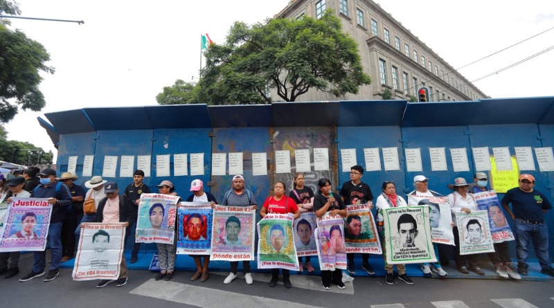 PROTESTAN EN CORTE POR LOS 43; LOS RECIBE MINISTRO AGUILAR