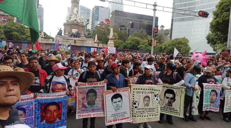 ACUMULAN PRUEBAS Y DETENIDOS; SIGUEN SIN HALLAR A LOS 43