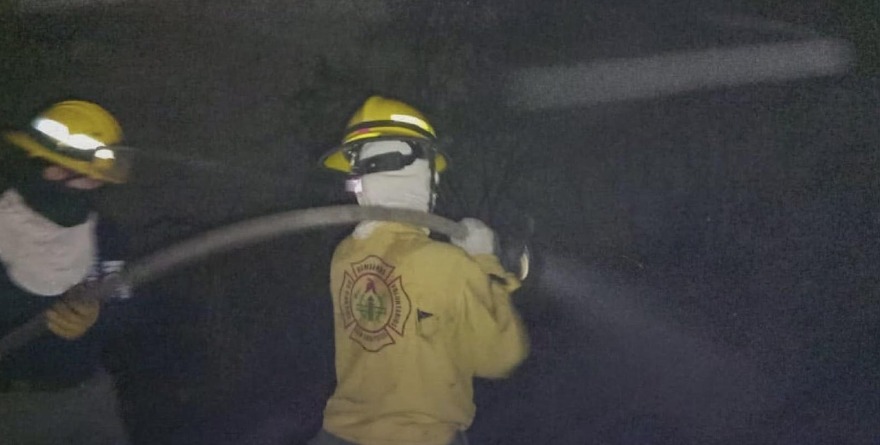 Bomberos apagan incendio