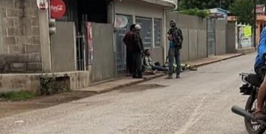 Dos motociclistas colisionan en camino
