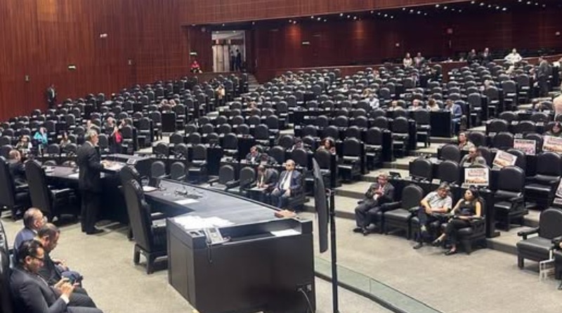 DEJAN DIPUTADOS SOLO A EDGAR AMADOR EN PLENO DE SAN LÁZARO