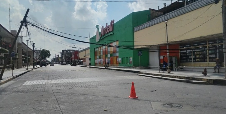 Riesgo y caos vial por poste fracturado en Calle Hidalgo