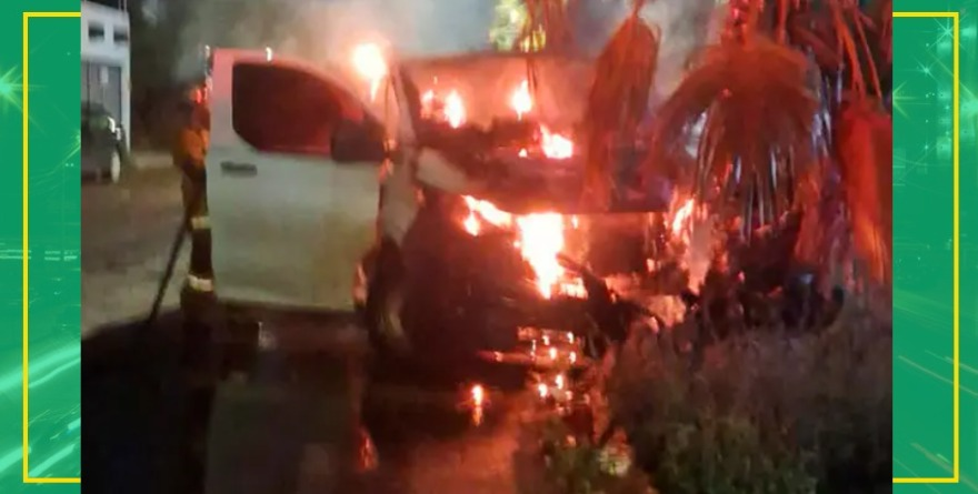 Incendio destruye camioneta en Villa de Pozos 