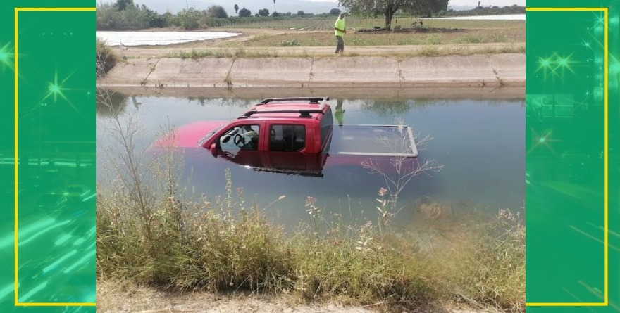 Conductora cae al canal en la Media Luna