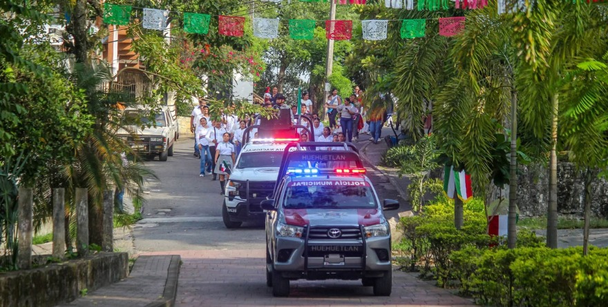 Marchan con orgullo en Huehuetlán