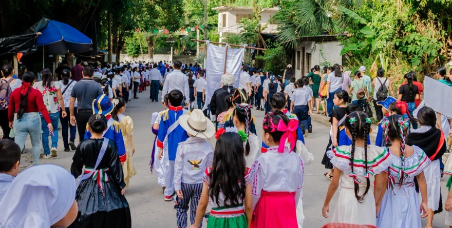 Vive Tancanhuitz su desfile cívico patrio