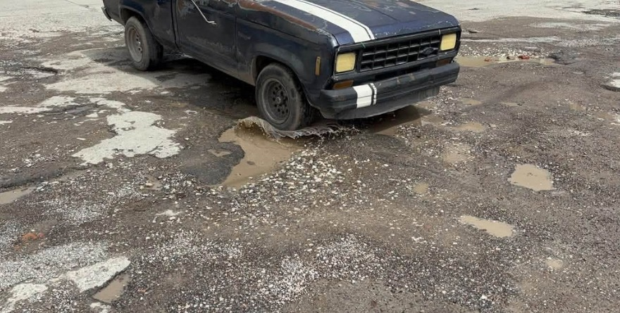 Vecinos exhiben abandono vial