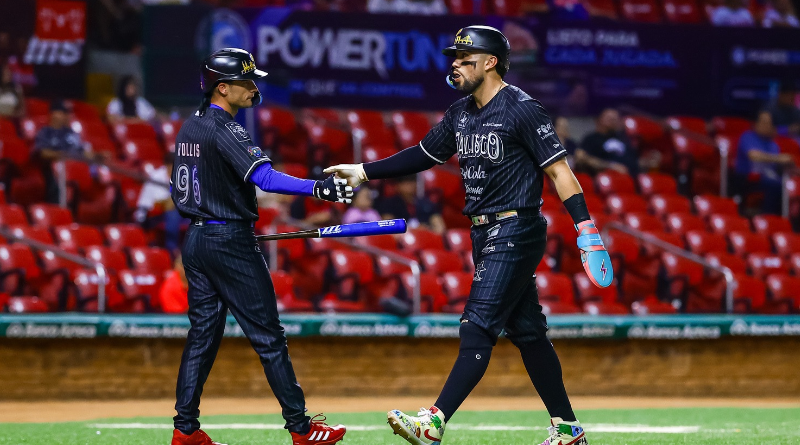 APALEA CHARROS A VENADOS EN INICIO DE LA SERIE EN MAZATLÁN
