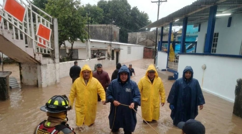 EVACUAN A POBLADORES EN SUR DE VERACRUZ POR INUNDACIONES