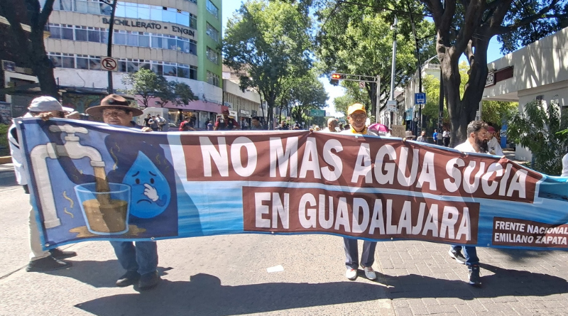 PROTESTAN EN CENTRO DE GDL POR AGUA SUCIA Y TANDEOS