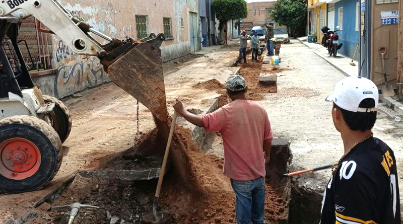 Renuevan drenaje en seis colonias