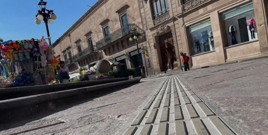 Loseta dañada exhibefalta de cuentas claras