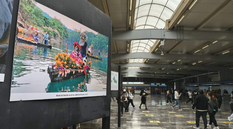 INAUGURAN CON MÚSICA EXPO FOTOGRÁFICA DEL XANTOLO EN EL METRO DE CDMX