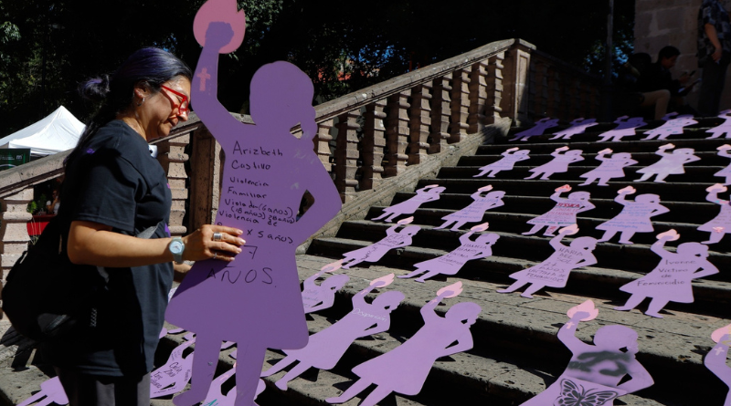 SILUETAS MORADAS RECUERDAN A VÍCTIMAS DE FEMINICIDIO EN FICM