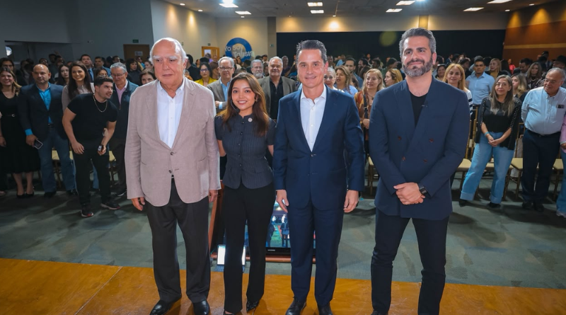FERNANDO MARGÁIN ALZA LA MANO POR MONTERREY