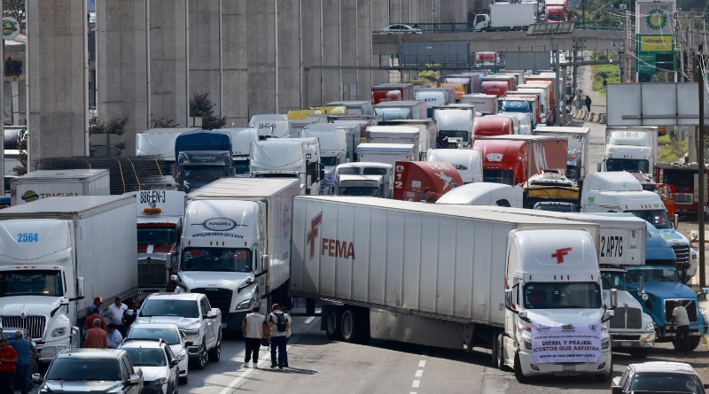 BLOQUEAN CARRETERAS POR INSEGURIDAD, PEAJES…
