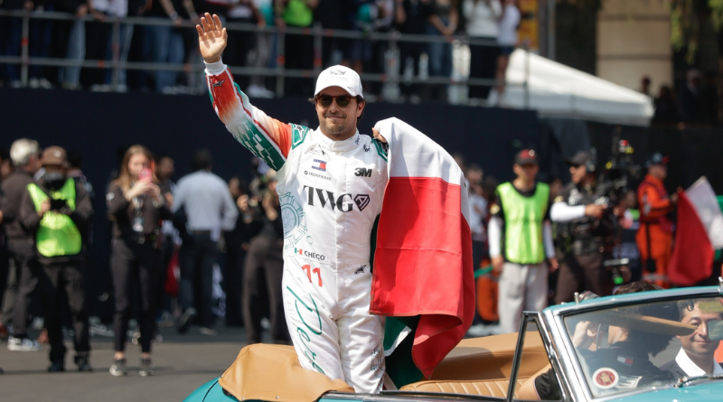 ENTREGA CLARA BRUGADA RECONOCIMIENTO A CHECO PÉREZ