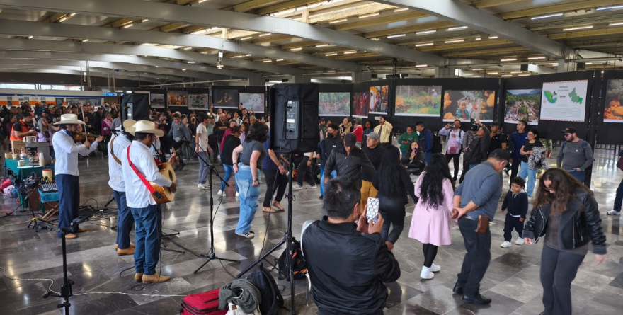 Invade el Xantolo Metro de CDMX-La estación Cuatro Caminos, al norte de la Ciudad de México, alberga una exposición fotográfica del Xantolo hasta el 5 de noviembre.