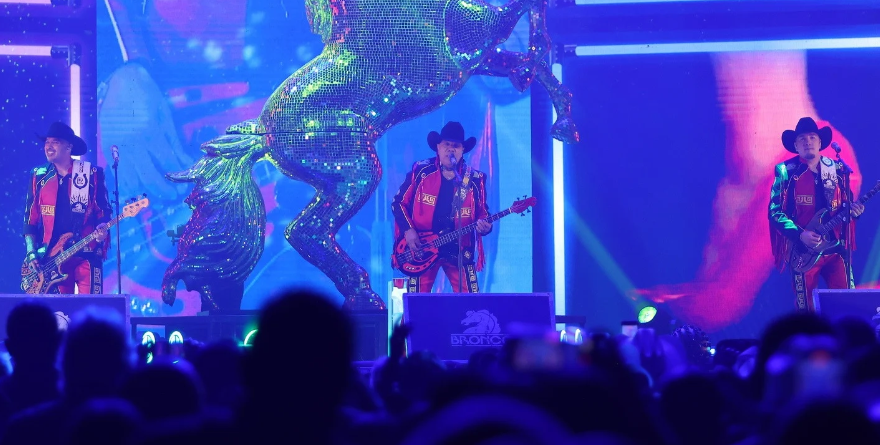 TIENE BRONCO GRAN BAILE LLENO DE ÉXITOS Y SORPRESAS