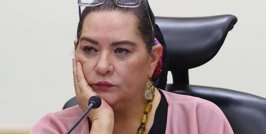 EXIGEN RENUNCIA DE TADDEI; ELLA SE AFERRA AL INE
