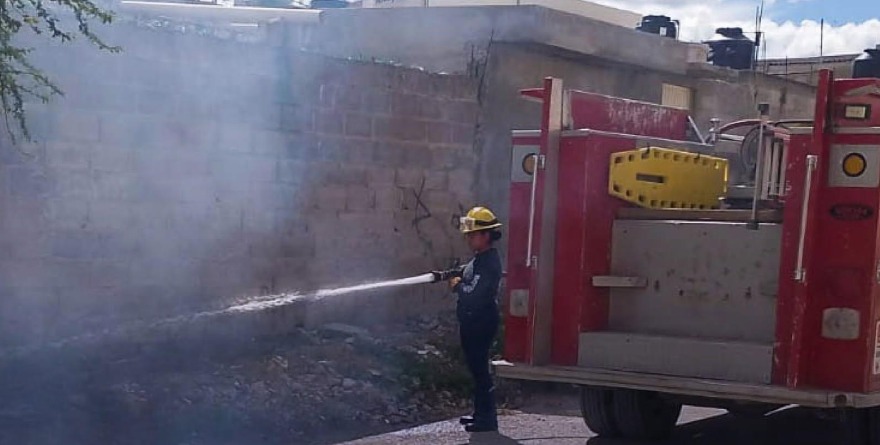 Bomberos atienden quema por limpieza