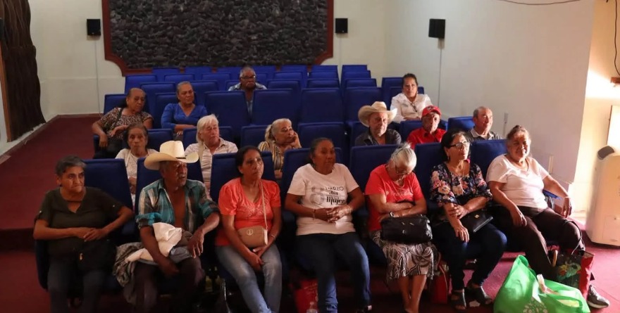 Capacitan a adultos mayores financieros