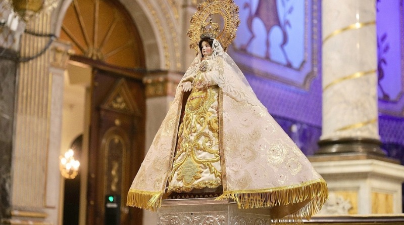 VISTEN DE ROSA A VIRGEN DEL ROBLE