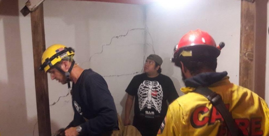 Bomberos capturan serpiente