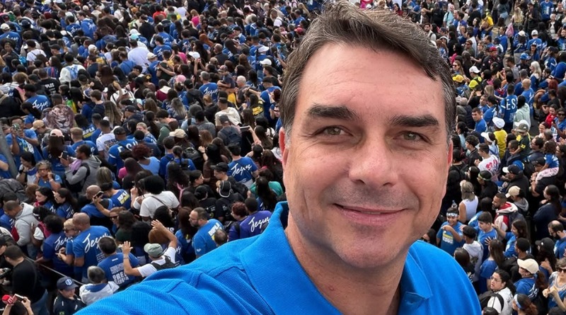APELA FLÁVIO BOLSONARO A SU MAYORÍA EN EL CONGRESO