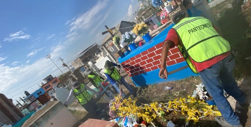 Pozos limpia sus panteones 