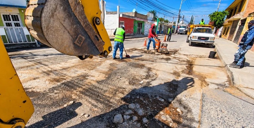 Ayuntamiento realiza bacheo emergente 