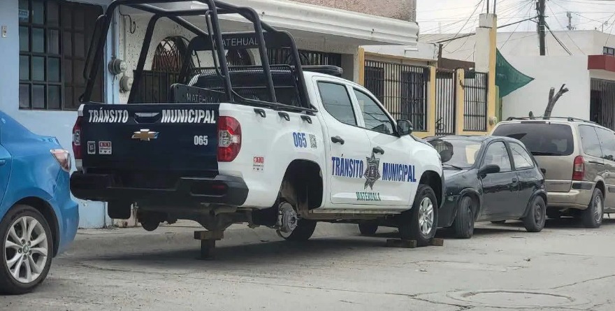 Atacan llantas de la policía