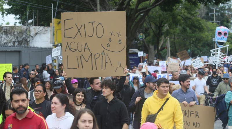 TOMAN CALLE TAPATÍOS Y EXIGEN AGUA LIMPIA