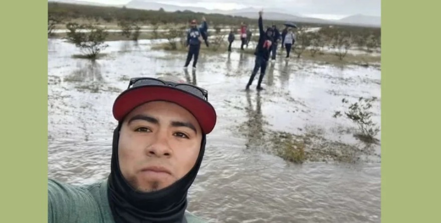 Devotos caminan entre intensa lluvia