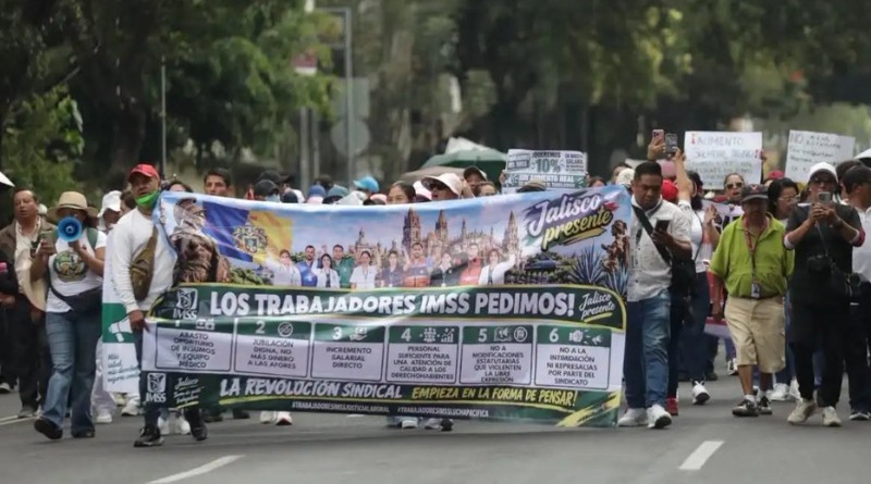 MARCHAN TRABAJADORES DEL IMSS; EXIGEN AUMENTO SALARIAL