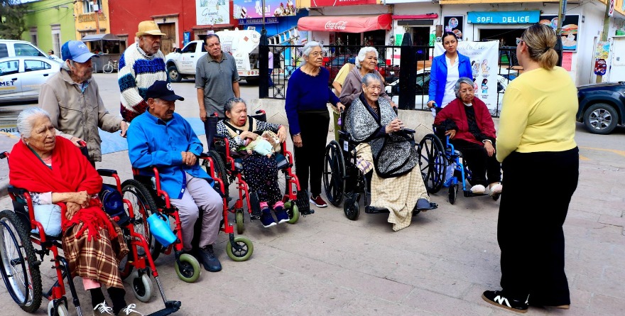 Ayuntamiento recibe a adultos mayores